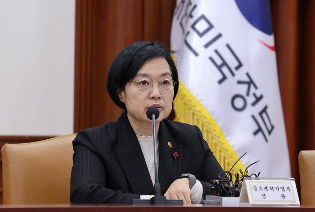 한성숙 중소벤처기업부 장관이 24일 서울 종로구 정부서울청사에서 열린 경제관계장관회의 겸 산업경쟁력강화 관계장관회의에서 모두발언을 하고 있다. 뉴스1