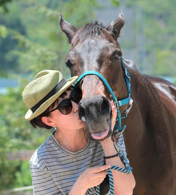 초롱이 엄마 영애씨와 퇴역 경주마 초롱이. 책공장더불어 제공