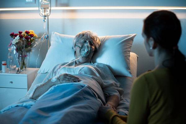 말기 환자들을 오랫동안 곁에서 지켜본 한 완화의료 종사자는 임종을 앞둔 이들이 공통으로 되뇌는 후회가 있다고 전했다./사진=게티이미지뱅크