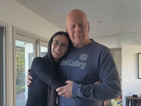 전 아내(왼쪽) 데미 무어와 포옹 중인 브루스 윌리스(오른쪽)/사진=The Economic Times