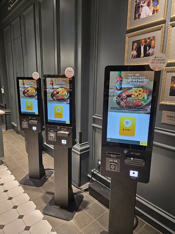 애슐리퀸즈에 도입된 키오스크. 고객이 키오스크에서 인원 수를 입력하면 AI가 매장 내에서 가장 적합한 좌석을 찾아 자동 배정한다. [사진=이랜드이츠]