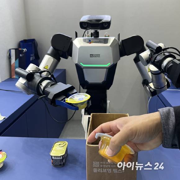 양팔 로봇이 CJ제일제당 쁘띠첼 과일 푸딩을 종이상자 안에 넣고 있다. 2025.04.23 [사진=권서아 기자]