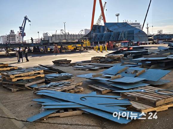 한화 필리조선소 야외 야적장 바닥에 다양한 크기와 모양의 블록들이 가득 쌓여 있었다. [사진=최란 기자]