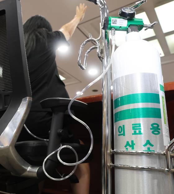 정부가 24일 가습기살균제 사건을 ‘참사’로 규정하고 피해구제 체계를 배상 체계로 전환하기로 했다. 치료비·위자료 등 배상액을 산정해 피해자들에게 지급할 계획이다. 사진은 지난 8월 국회에서 열린 가습기살균제 피해자 대표 간담회에서 의료용 산소통을 사용하는 피해자가 참석한 모습. [뉴시스]