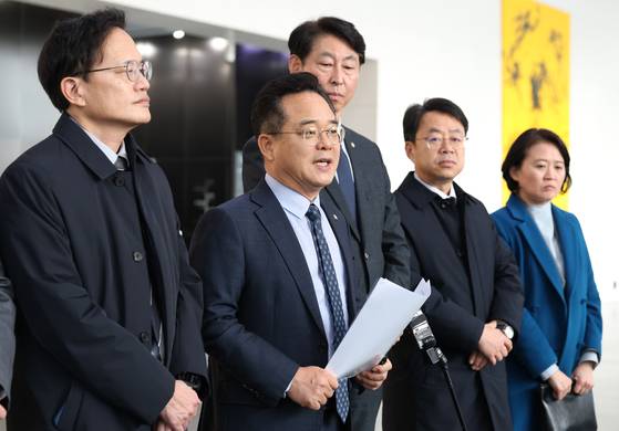 더불어민주당 을지로위원회 민병덕 위원장(왼쪽 두번째)과 소속 의원들이 24일 오후 3370만 건의 개인정보 유출사고가 발생한 서울 송파구 쿠팡 본사를 항의 방문해 입장을 밝히고 있다. 뉴스1