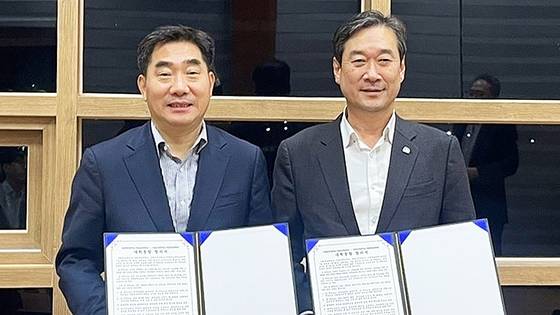 이병운 순천대 총장(왼쪽)과 송하철 목포대 총장(오른쪽)이 지난해 11월 14일 '대학 통합'에 합의한 후 기념사진을 찍고 있다. 뉴스1