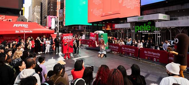 미국 뉴욕 타임스스퀘어 빼빼로데이 행사장에서 방문객들이 부대행사를 즐기고 있다. [사진 롯데웰푸드]