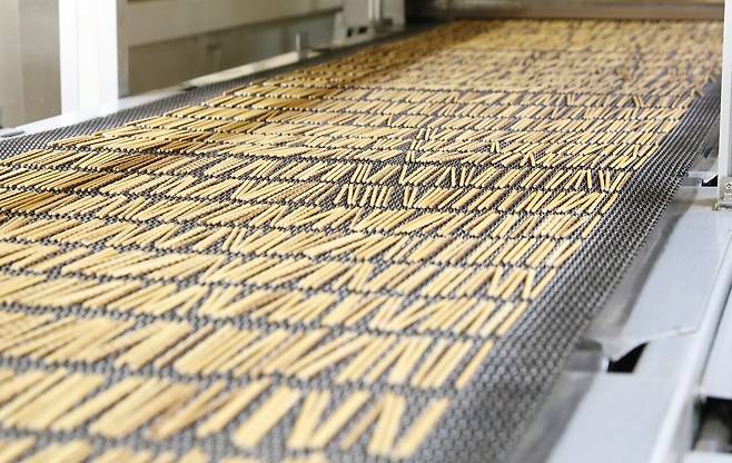 롯데웰푸드 영등포공장에서 수출전용 빼빼로의 스틱 과자가 생산되고 있다. [사진 롯데웰푸드]