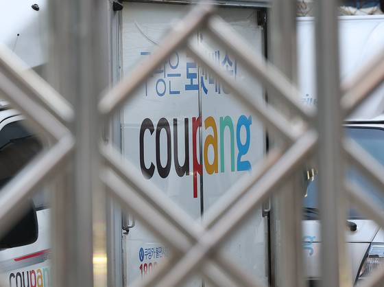 25일 서울 시내 한 주차장에 주차된 쿠팡 배달 차량. 연합뉴스