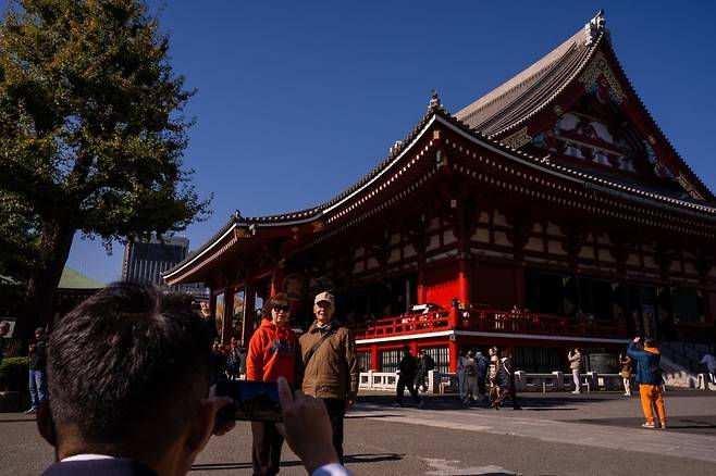 일본 도쿄의 한 사찰을 관광하는 중국인 여행객들. 사진=AP