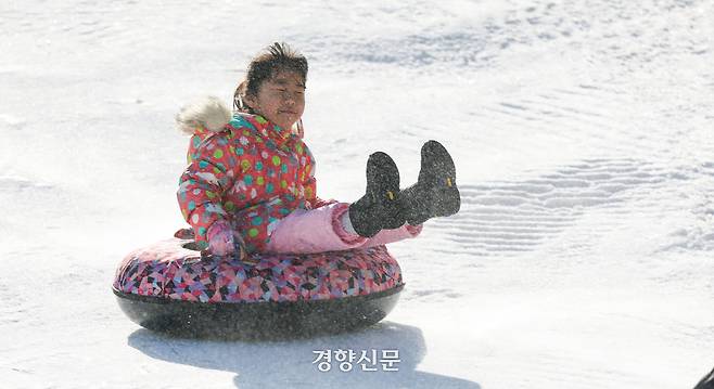 ‘노원 씽씽 눈썰매장’을 찾은 어린이들이 눈썰매를 타고 있다.