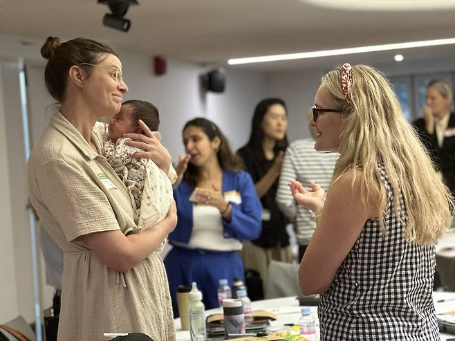 Attendees of a women's empowerment lecture, hosted by the Gallery at the British Embassy in South Korea in Jongno, Seoul, mingle on Sept. 23. (Choi Jeong-yoon/The Korea Herald)