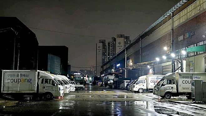 The picture shows Coupang’s Guro 1 Camp logistics center in Guro District, western Seoul on Dec. 23. [NOH YU-RIM]