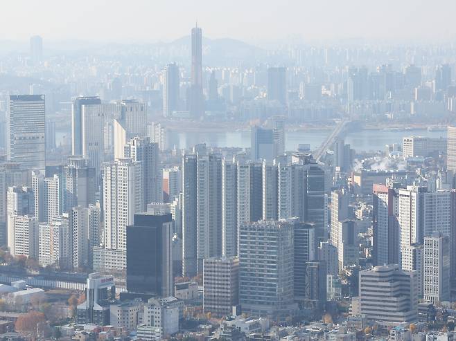 Apartments are seen from Mount Namsan in central Seoul on Nov. 28. [YONHAP]