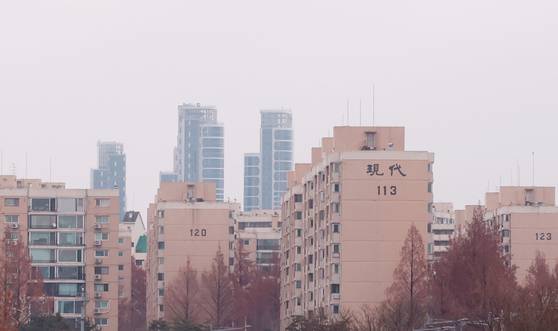 The most expensive apartment home in Korea, in the foreground, located in southern Seoul's Apgujeong neighborhood, is seen on Dec. 24. [YONHAP]