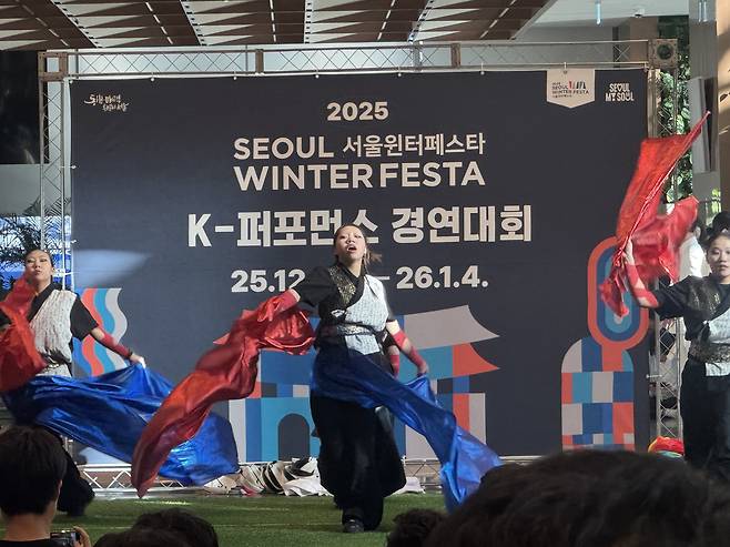 Wellboss Crew from the minor division performs during the K-Performance Contest held at City Hall in central Seoul on Dec. 25. [CHO JUNG-WOO]