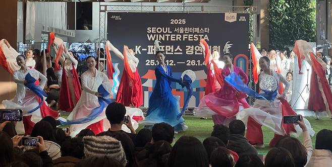 Chaeum from the general division performs during the K-Performance Contest held at City Hall in central Seoul on Dec. 25. [CHO JUNG-WOO]