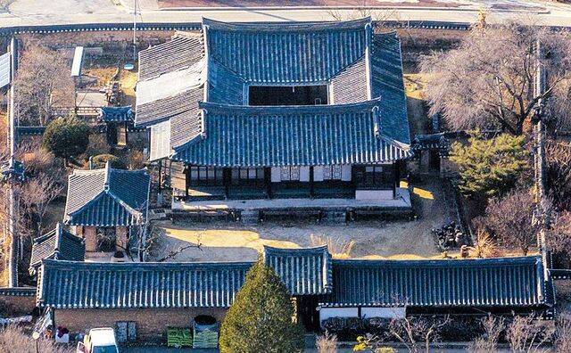붉고 단단한 결을 지닌 춘양목의 진수를 보여주는 만산고택 전경.
