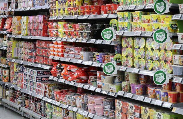 서울 시내 대형마트에 라면 판매대 모습. 연합뉴스