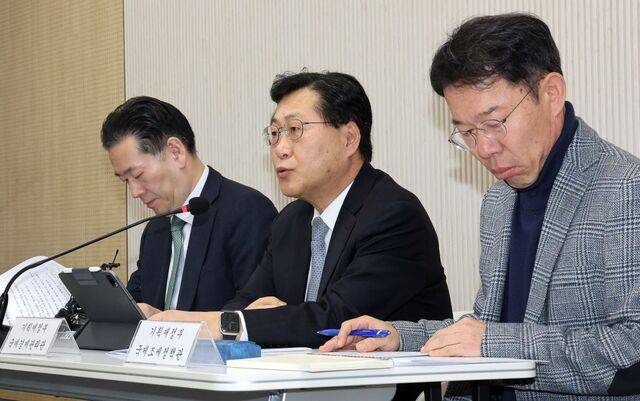 최지영 기획재정부 국제경제관리관(가운데)이 24일 정부세종청사 기재부 기자실에서 국내 투자 및 외환 안정 세제지원 방안에 관해 설명하고 있다. 왼쪽은 박홍기 소득법인세정책관, 오른쪽은 변광욱 국제조세정책관. 연합뉴스