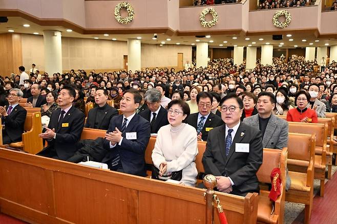 우원식(오른쪽 첫 번째) 국회의장이 25일 서울 여의도순복음교회 성탄예배에 참석해 예배 드리는 모습. 교회 제공