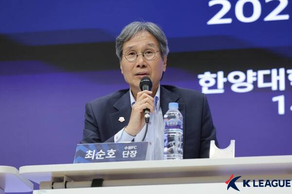 최순호 수원FC 단장이 구단과 협의를 거쳐 물러난다. 한국프로축구연맹 제공