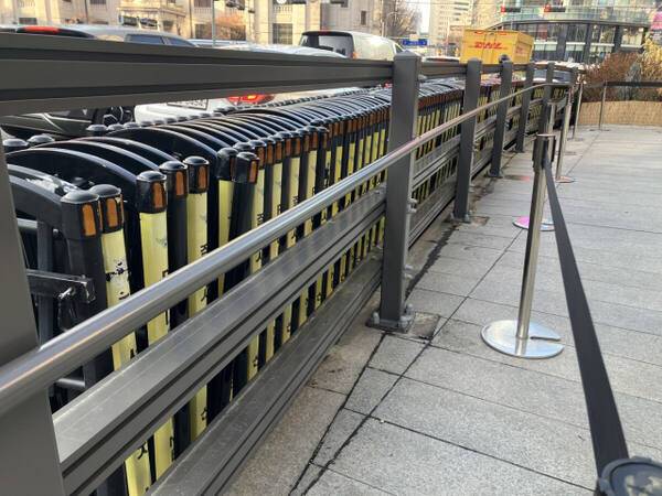 시민들의 안전을 위해 바리케이드가 준비되고 있다. 나경식 기자