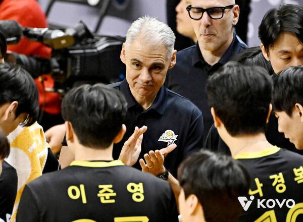 25일 열린 2025-2026 V리그 남자부 3라운드 인천 대한항공 점보스와의 경기에서 경기도 의정부 KB손해보험 스타즈 선수들이 아폰소 감독과 작전타임을 갖고 있다. 한국배구연맹 제공