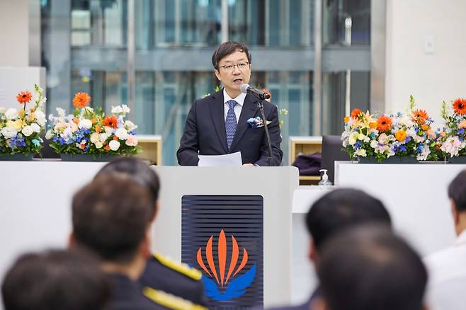 김영태 서울대병원장이 지난 24일 충북 음성군 국립소방병원 현판식에서 인사말을 하고 있다. 서울대병원은 국립소방병원의 병원 운영 전반을 위탁받아 운영한다./사진=서울대병원