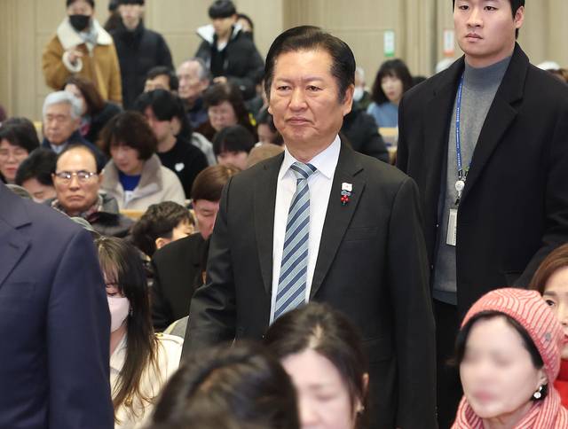 정청래 더불어민주당 대표가 25일 경기 용인시 수지구 새에덴교회에서 열린 성탄예배에 참석해 있다. 연합뉴스