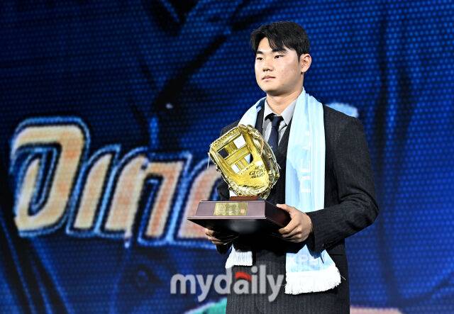 NC 김주원이 1일 오전 서울 광장동 비스타 워커힐 서울에서 진행된 '2025 리얼글러브 어워드(REAL GLOVE AWARD)'에서 유격수상을 수상하고 있다. 리얼글러브 어워드는 한국 프로야구 선수들이 직접 투표를 통해 동료 선수들의 활약을 평가하고 각 포지션별 최고의 선수를 선정하는 국내 유일의 선수 주도형 시상식으로, 선수들 스스로 한 해 동안 가장 뛰어난 활약을 펼친 동료를 평가하고 인정하는 자리다.1일 오전 서울 광장동 비스타 워커힐 서울에서 진행된 '2025 리얼글러브 어워드(REAL GLOVE AWARD)'에서 수상하고 있다.리얼글러브 어워드는 한국 프로야구 선수들이 직접 투표를 통해 동료 선수들의 활약을 평가하고 각 포지션별 최고의 선수를 선정하는 국내 유일의 선수 주도형 시상식으로, 선수들 스스로 한 해 동안 가장 뛰어난 활약을 펼친 동료를 평가하고 인정하는 자리다./마이데일리