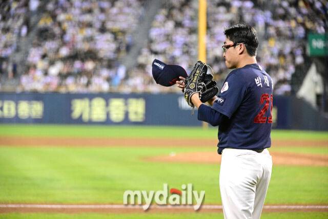 2025년 9월 2일 오후 서울 잠실구장에서 열린 '2025 신한 SOL뱅크 KBO 리그' 롯데 자이언츠와 LG 트윈스의 경기. 롯데 선발투수 박세웅이 5회초 투구를 마친 뒤 중견수 윤동희를 기다리고 있다./마이데일리