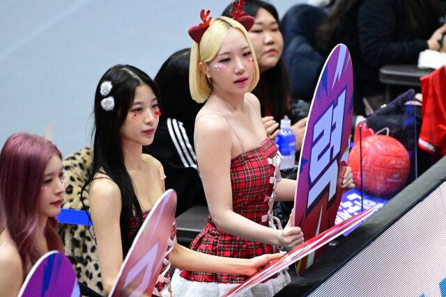 박성은 치어리더가 산타복장으로 응원을 펼치고 있다. / 한국배구연맹 (KOVO)