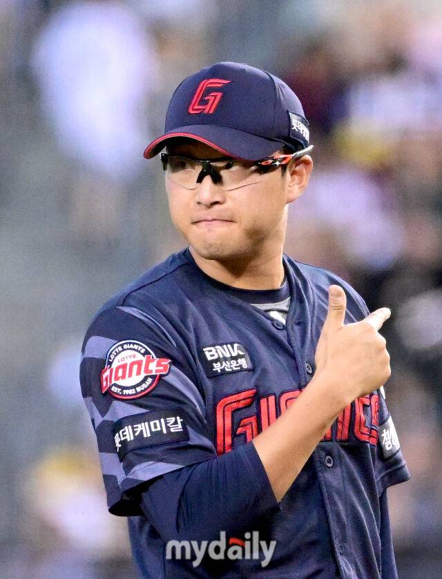 2025년 9월 2일 오후 서울 잠실구장에서 열린 '2025 신한 SOL뱅크 KBO 리그' 롯데 자이언츠와 LG 트윈스의 경기. 롯데 선발투수 박세웅이 투구를 준비하고 있다./마이데일리