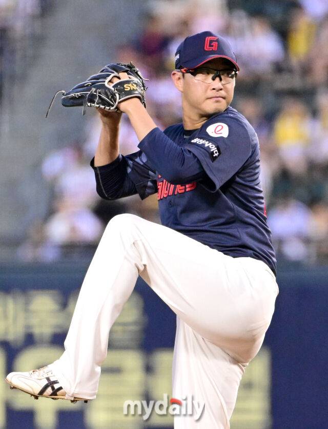 2025년 9월 2일 오후 서울 잠실구장에서 열린 '2025 신한 SOL뱅크 KBO 리그' 롯데 자이언츠와 LG 트윈스의 경기. 롯데 선발투수 박세웅이 역투하고 있다./마이데일리