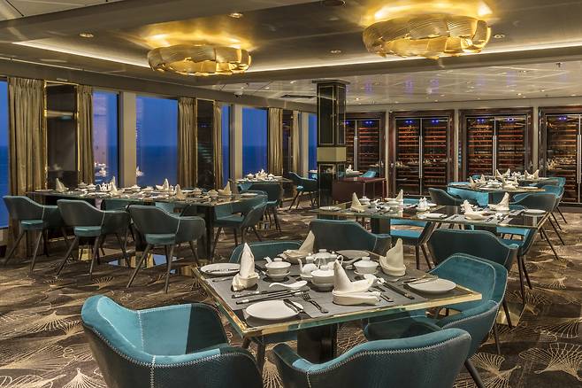 럭셔리 크루즈에서 1~2kg 일시적 체중증량은 감수해야 한다. 귀국하면 희한하게도 정상화된다.