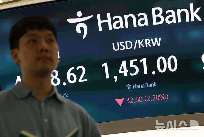 [서울=뉴시스] 배훈식 기자 = 당국의 외환시장 구두 개입이 이뤄진 24일 오후 서울 중구 하나은행 딜링룸 전광판에 원달러 환율이 전 거래일보다 32.60원(2.20%) 내린 1451.00원을 나타내고 있다. 2025.12.24. dahora83@newsis.com