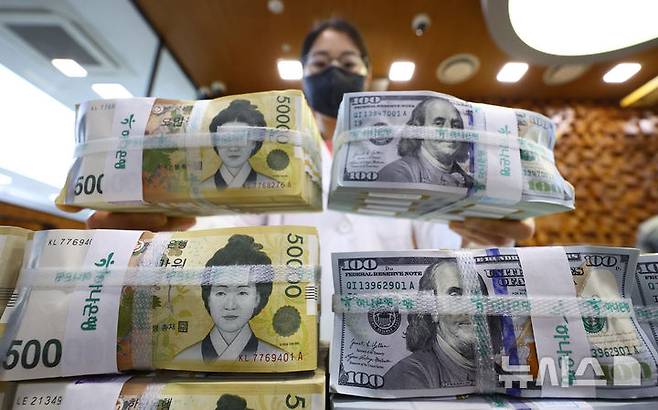 [서울=뉴시스] 황준선 기자 = 서울 중구 하나은행 위변조대응센터에서 직원이 달러화와 원화를 정리하고 있다. 2025.05.22. hwang@newsis.com