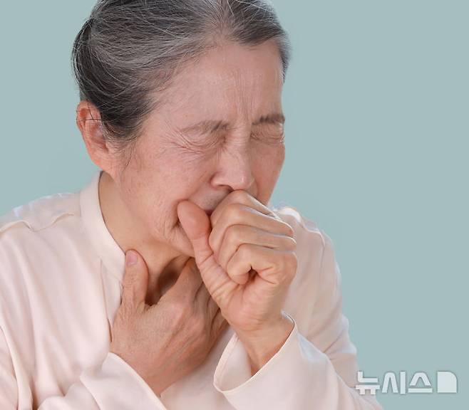 [서울=뉴시스] 목에 이물감이 느껴지며, 침을 삼킬 때 목구멍에 통증을 느끼게 되고 갑자기 목소리가 안 나오거나 심하게 변하면 급성후두염을 의심해 볼 수 있다. (사진= 유토이미지 제공)