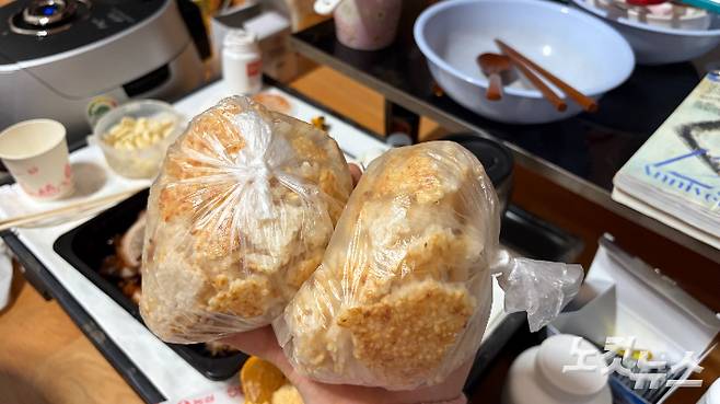 박상봉씨가 선물받은 누룽지. 박인 기자