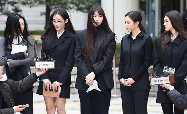 지난 3월 7일, 어도어가 뉴진스를 상대로 제기한 '기획사 지위보전 및 광고계약 체결 등 금지 가처분' 심문기일을 마치고 취재진 앞에 선 뉴진스. 왼쪽부터 하니, 민지, 혜인, 해린, 다니엘. 연합뉴스
