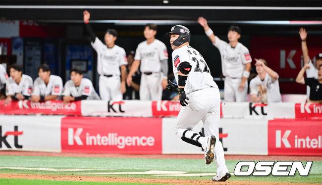 [OSEN=수원, 박준형 기자]  4일 오후 수원 KT 위즈 파크에서 ‘2025 신한 SOL BANK KBO리그’ KT 위즈와 LG 트윈스의 경기가 진행됐다. 이날 경기 KT는 문용익을, LG는 송승기를 선발투수로 내세웠다.5회말 KT 선두타자 장성우가 동점 솔로홈런을 날리고 베이스를 돌고 있다.  2025.09.04 / soul1014@osen.co.kr