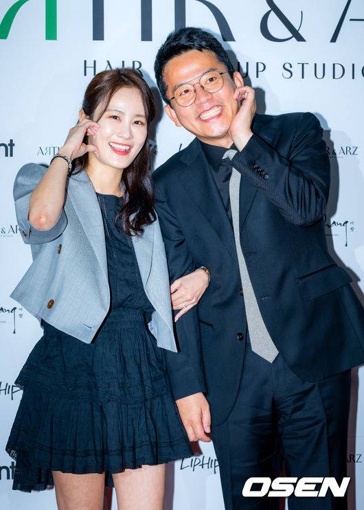 [OSEN=민경훈 기자] 김준호-김지민 커플이 22일 오후 서울 강남구 청담동의 한 카페에서 진행된 헤어 브랜드 오프닝 파티 포토콜 행사에 참여했다.김지민와 김지민은 7월 결혼을 앞두고 있다.김준호 김지민 커플이 입장하며 포즈를 취하고 있다. 2025.04.22 / rumi@osen.co.kr