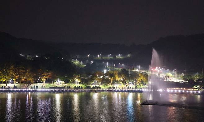 충북 청주시 상당구 명암동 명암유원지 야간 전경. 청주시 제공