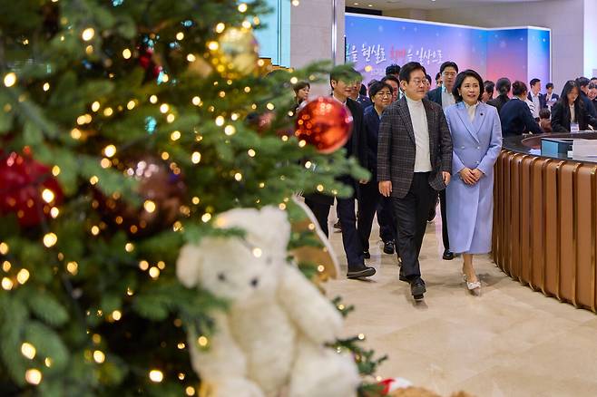 이재명 대통령이 24일 서울 서대문구 신촌세브란스 연세암병원 중입자치료센터에서 열린 희귀질환 환우·가족 간담회를 마친 후 행사장을 나서고 있다. 뉴스1(이재명 대통령 SNS)