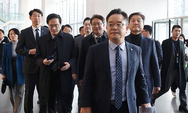 더불어민주당 을지로위원회 민병덕 위원장과 소속 의원들이 지난 24일 3370만 건의 개인정보 유출사고가 발생한 서울 송파구 쿠팡 본사를 항의 방문해 경영진 면담을 위해 이동하고 있다. 뉴스1