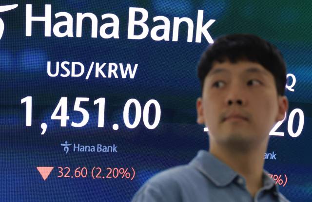 24일 서울 중구 하나은행 본점에서 직원들이 증시와 환율을 모니터하고 있다. 연합뉴스