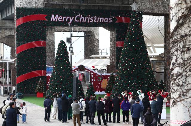 19일 오후 서울 뚝섬한강공원 자벌레 서울생각마루 인근에서 열린 2025 로맨틱 한강 크리스마스 마켓. 뉴스1