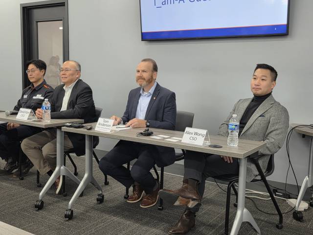 조종우(왼쪽부터) 한화필리조선소장, 데이비드 김 한화필리조선소 최고경영자(CEO), 톰 앤더슨 한화디펜스USA 조선사업부문 사장, 알렉스 웡 한화그룹 최고전략책임자(CSO)가 22일(현지 시간) 미국 펜실베니아주 네이비야드의 한화필리조선소에서 취재진의 질문에 답하고 있다. 필라델피아=윤경환 특파원