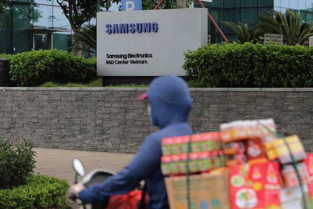 지난해 5월 베트남 하노이에 있는 삼성전자 R&D센터 앞으로 한 남성이 오토바이를 타고 지나가고 있다. 삼성전자를 비롯해 LG전자와 네이버 등 국내 주요 기업들은 현지에 개발센터를 개설하고 베트남을 글로벌 R&D 주요 거점으로 활용하고 있다. EPA연합뉴스